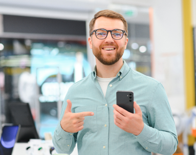 Kunde mit Handy